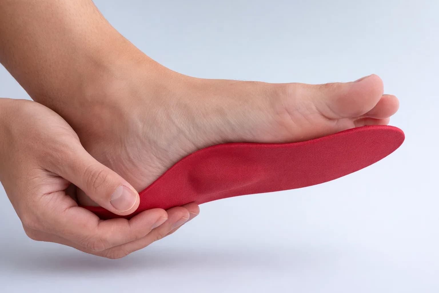 Стелька поддерживает свод стопы крупным планом